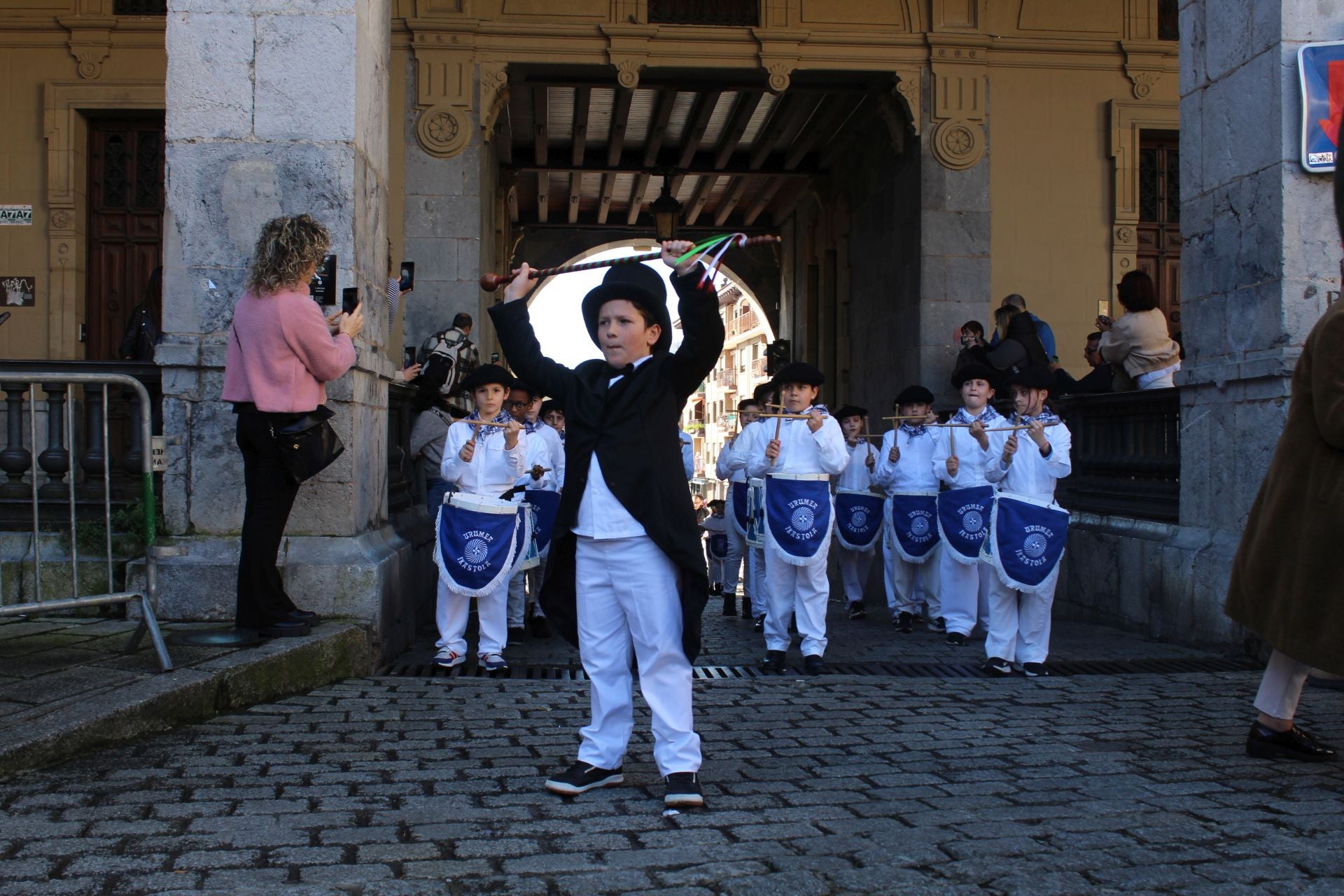 Colorida comparsa de Inude eta artzainak