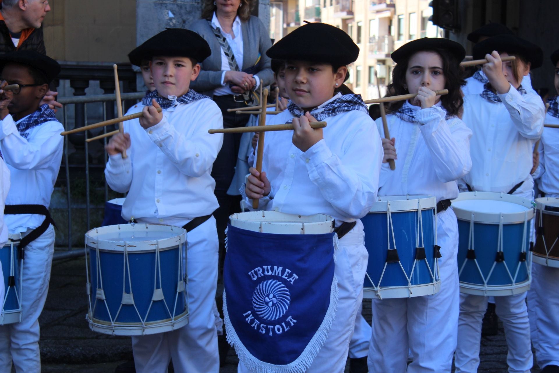 Colorida comparsa de Inude eta artzainak
