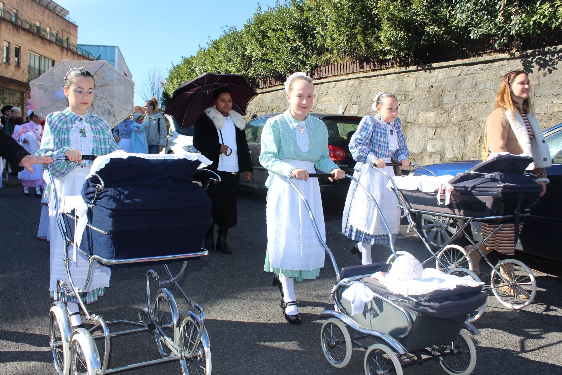 Colorida comparsa de Inude eta artzainak
