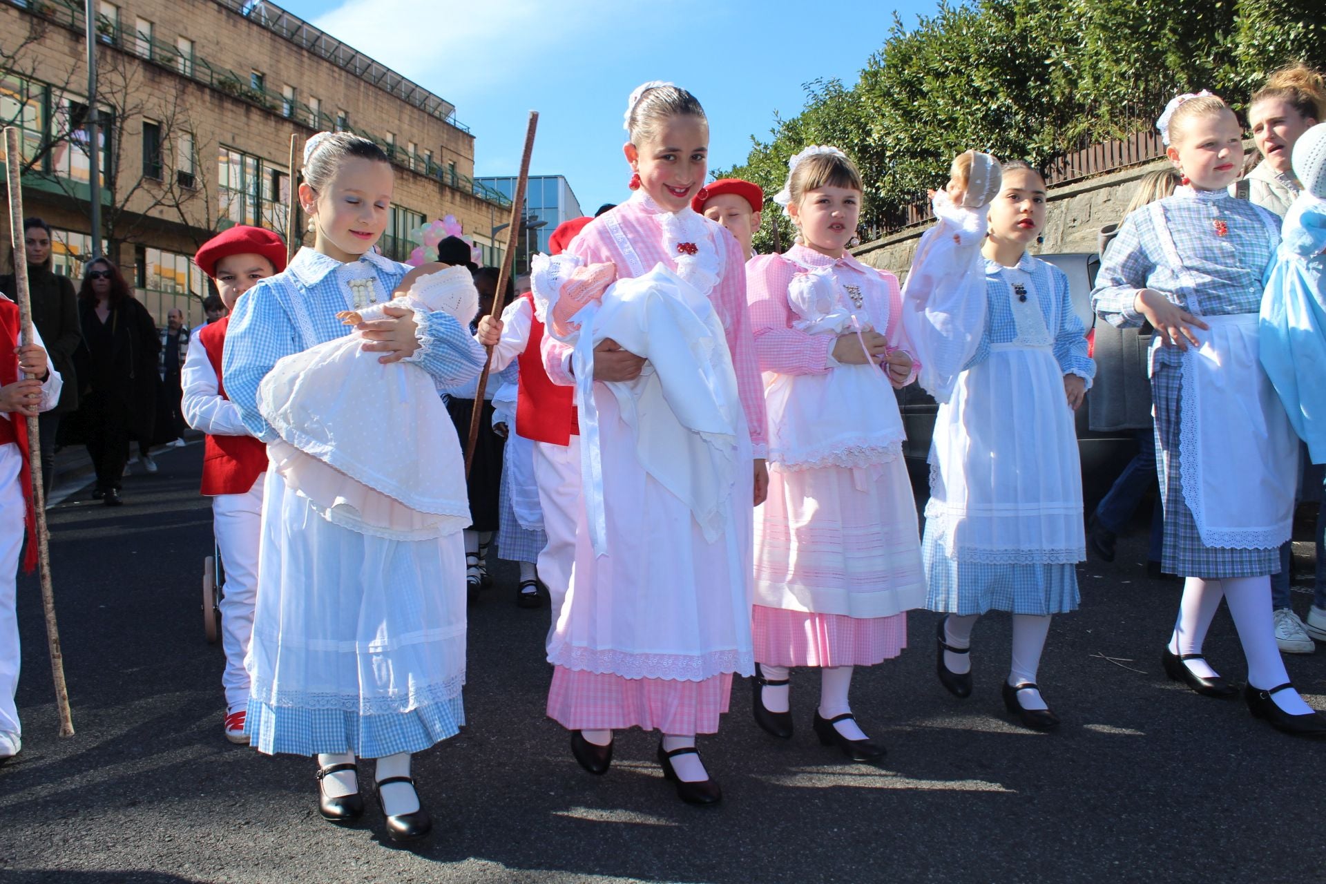Colorida comparsa de Inude eta artzainak