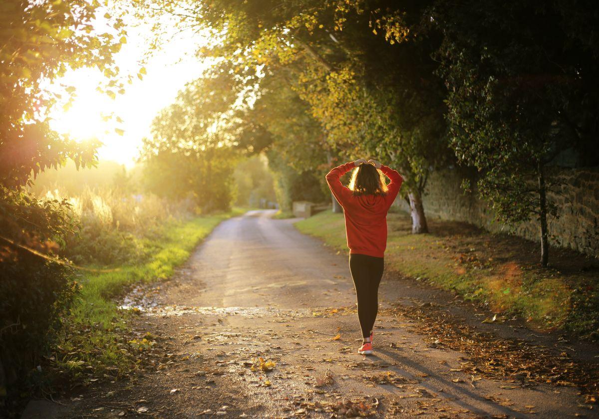 Cómo beneficiar a la salud con solo caminar un kilómetro al día: «Elige este tipo de ruta y esta música»