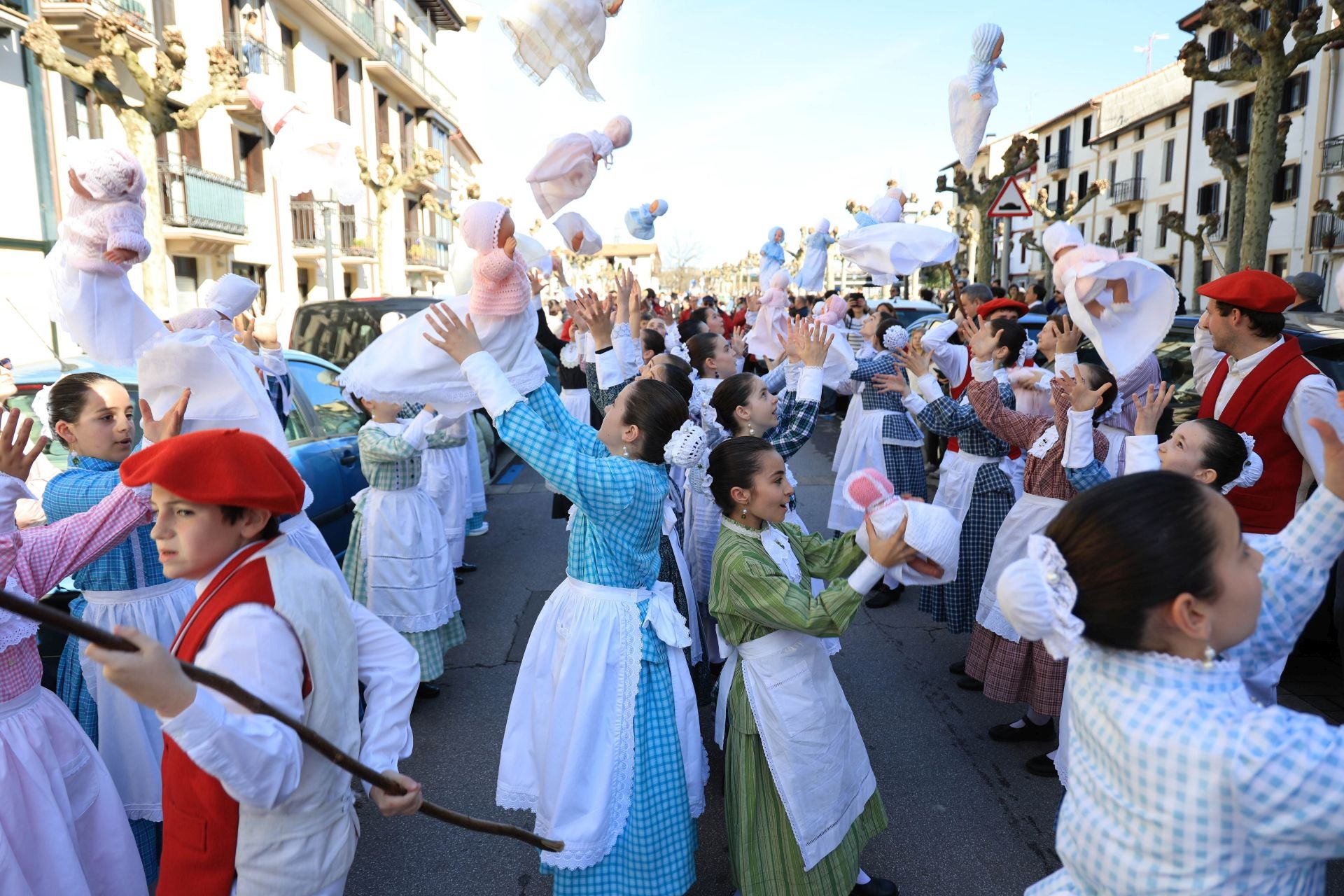 Inudeak eta artzainak han llenado de color el Centro este domingo