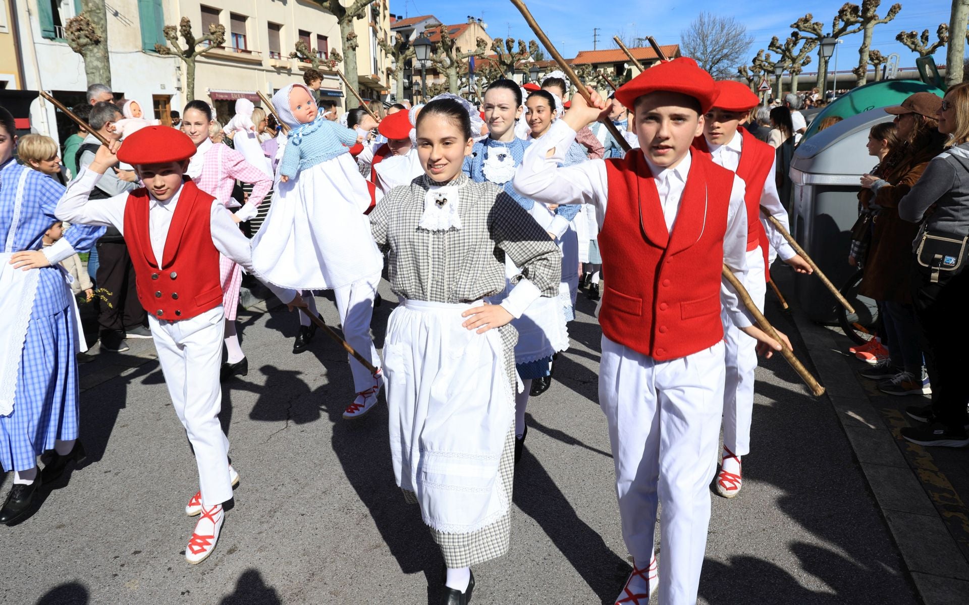 Inudeak eta artzainak han llenado de color el Centro este domingo