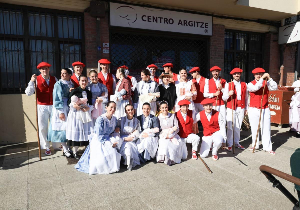 Inudeak eta artzainak han llenado de color el Centro este domingo