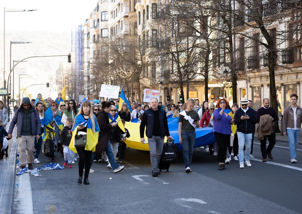 Imagen secundaria 1 - La marcha ha transcurrido por las calles de San Sebastián, desde el Kursaal hasta el Boulevard.