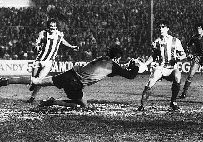 1982. Satrústegui, autor del 1-0 en Atocha, aparece con Uralde ante la salida del portero blanco Agustín.