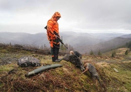 Un cazador, junto a un jabalí cazado en una batida de este febrero en Berastegi.