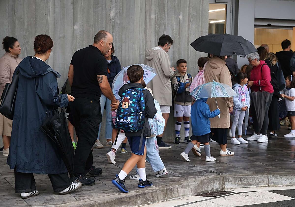Unos niños se disponen a entrar a un centro educativo de Donostia.
