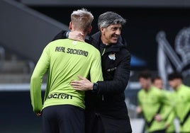 Imanol se abraza a Óskarsson durante elentrenamiento del lunes en Zubieta