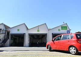 Un vehículo a la entrada de la ITV provisional de Zarautz