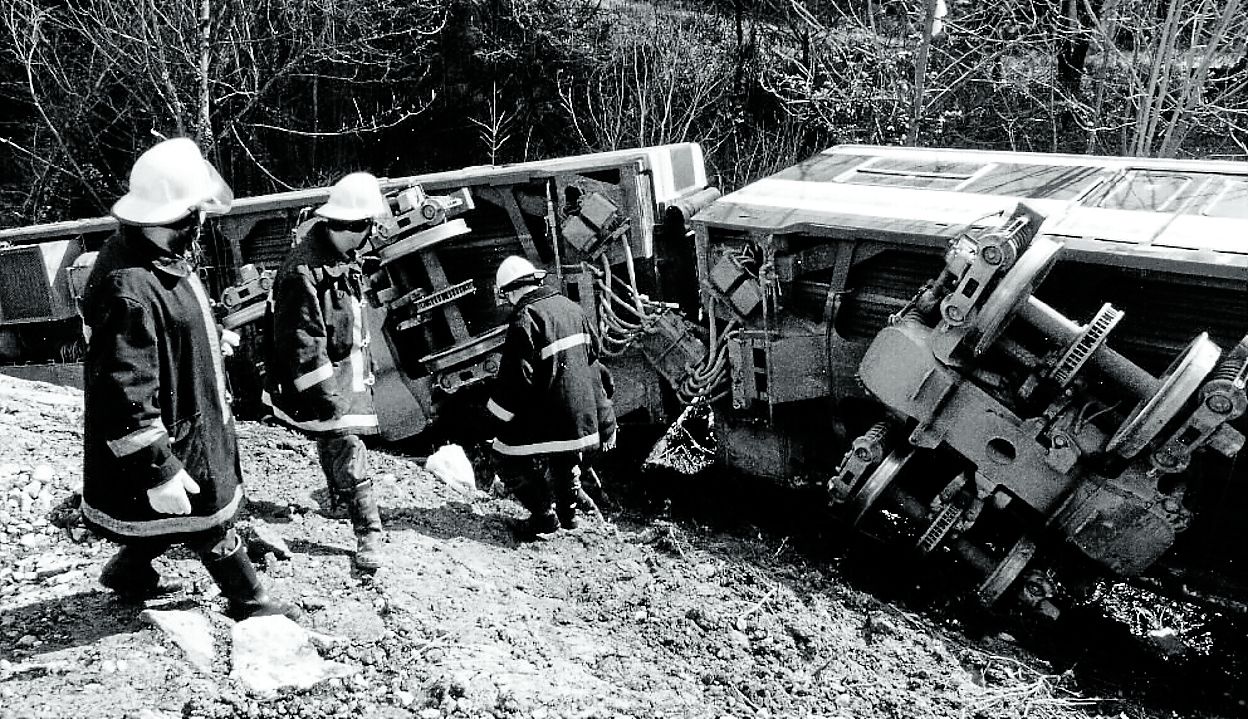 Varios bomberos, durante las labores de rescatetras el accidente.