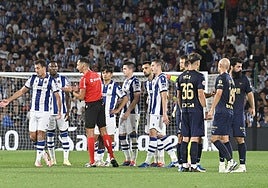 Sánchez Martínez, en el momento de expulsar a Oyarzabal ante el Alavés