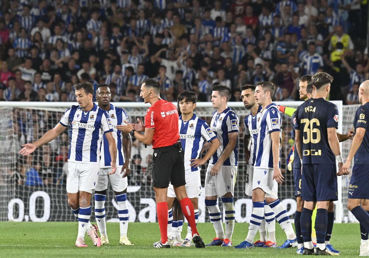 Sánchez Martínez, en el momento de expulsar a Oyarzabal ante el Alavés