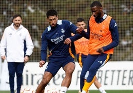 Jude Bellingham y Antonio Rüdiger durante el entrenamiento de este lunes del Real Madrid.