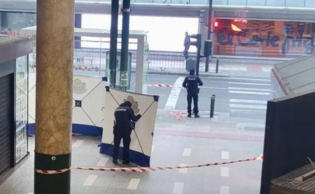 Un ertzaina retira el biombo tras el levantamiento del cadáver.