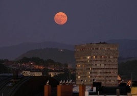 Una imagen de la 'Luna de sangre', sobre la torre de Atotxa de Donostia.