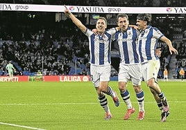 Olasagasti celebra su gol junto con Oyarzabal y Aramburu con Anoeta ya desatada.
