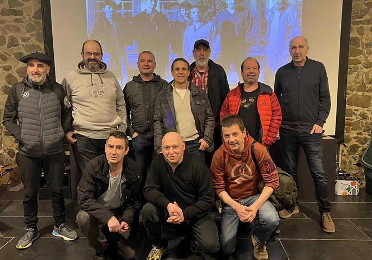 Reencuentro de insumisos de Urretxu y Zumarraga en la exposición.