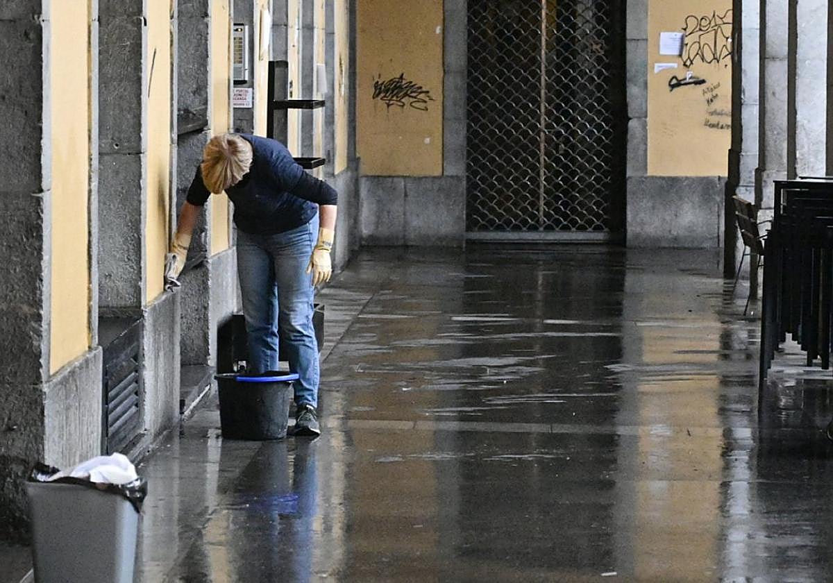 Limpieza en los arkupes de la plaza Euskal Herria tras unos carnavales.