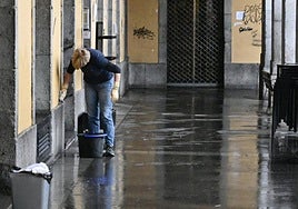 Limpieza en los arkupes de la plaza Euskal Herria tras unos carnavales.