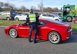 El conductor de este Ferrari F430 fue interceptado tras ser detectado a 211 km/h.