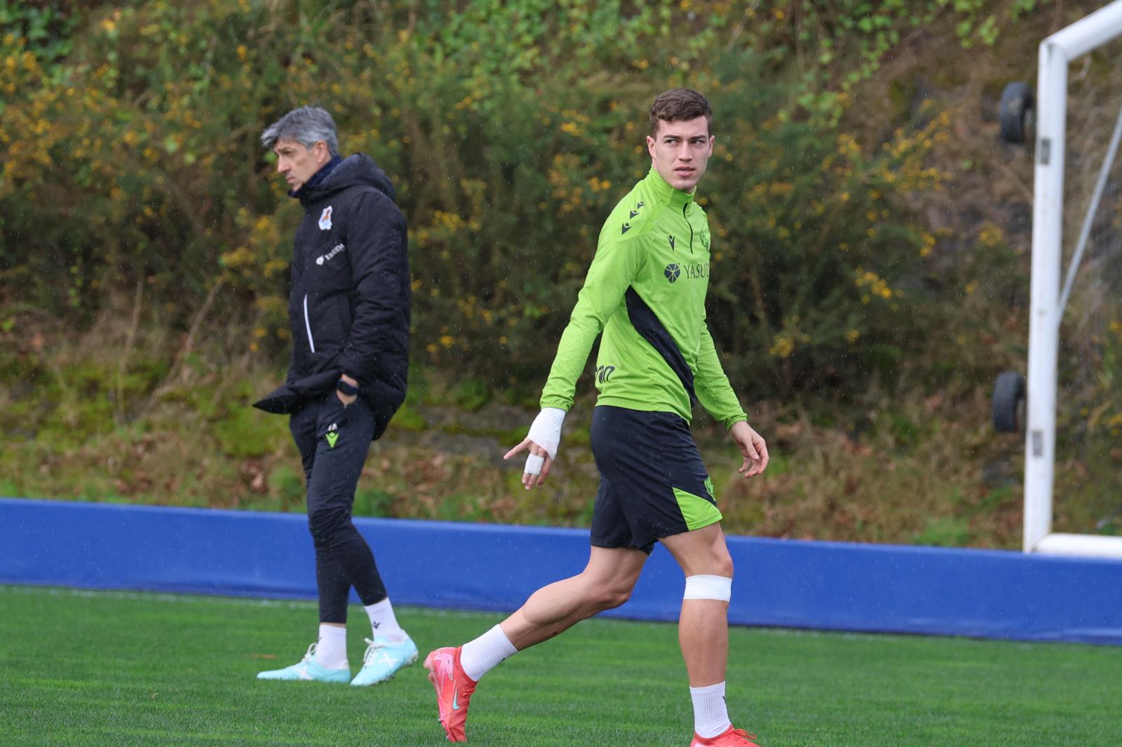 Sucic, con un vendaje bajo su rodilla dañada, junto a Imanol en el entrenamiento del martes en Zubieta