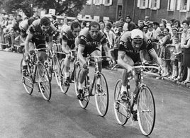 El Tour no arranca con una crono por equipos desde 1971, con triunfo del Molteni de Eddy Merckx, que en la foto tira de sus compañeros.