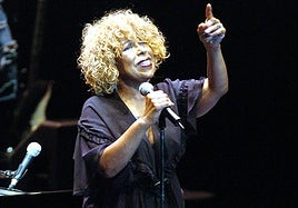 Roberta Flack en el escenario del Kursaal en julio de 2005.