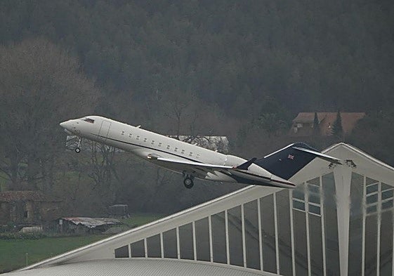 Un avión privado despega desde el aeropuerto de Bilbao.