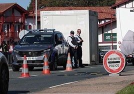 Control de la Gendarmería francesa en la muga en el Puente de Behobia.