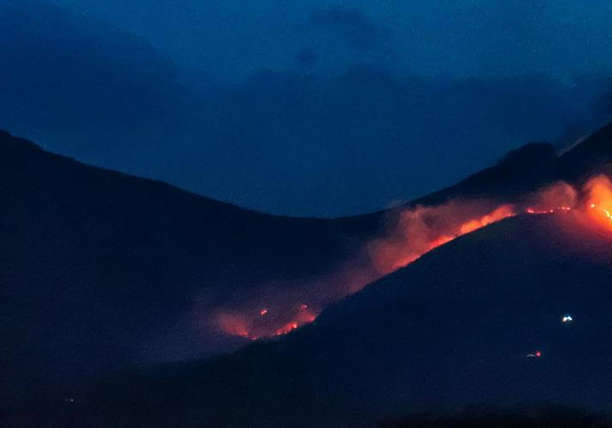 Imagen del fuego en las laderas de Larhun.