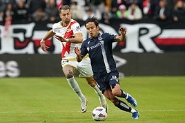 Lejeune es perseguido por Kubo en el estadio de Vallecas
