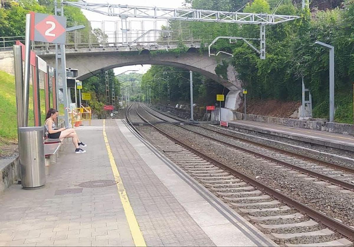 El puente viario que pasa por encima de las vías del tren situadas en el apeadero de Martutene será sustituido el año que viene.