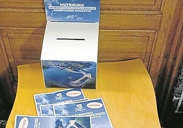 Cuestionarios y una de las urnas a disposición de la ciudadanía.