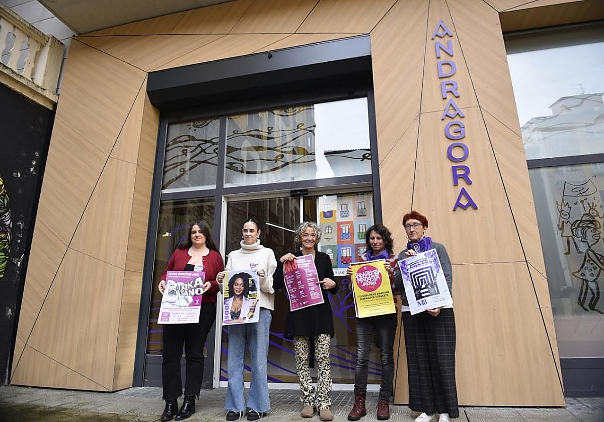 Mujeres representantes de Andragora y el Movimimiento Feminista, junto a la concejala Goiuri Ezeiza y la pintora Txitxi Orbegozo.