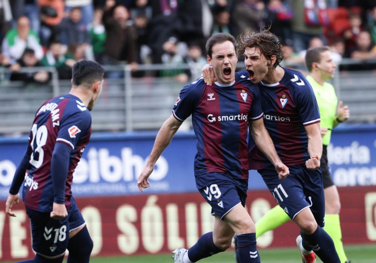 Jon Bautista celebra el primero de sus dos goles contra el Racing de Santander en Ipurua junto a Pascual y Merquelanz.