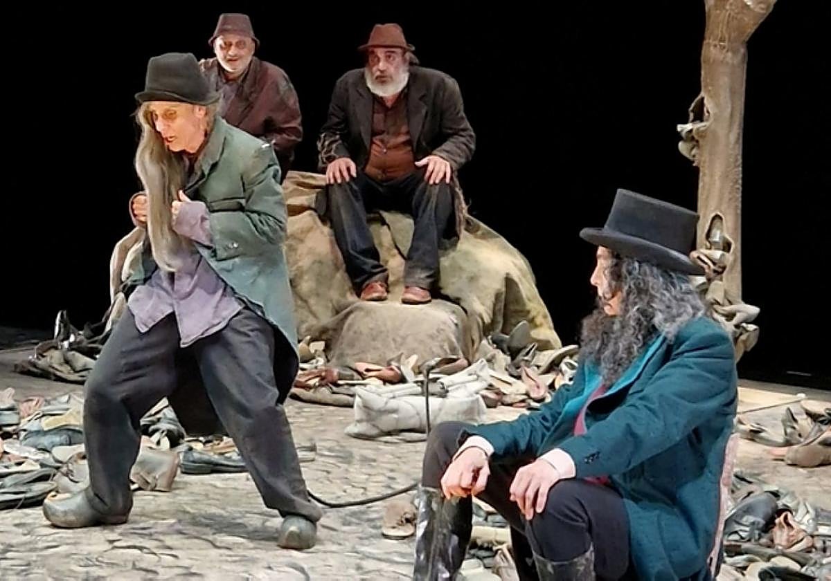Instante de la obra teatral 'Esperando a Godot' en Sarobe el domingo.