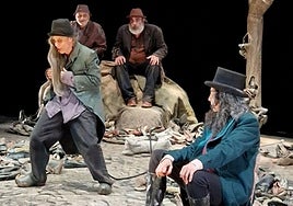 Instante de la obra teatral 'Esperando a Godot' en Sarobe el domingo.