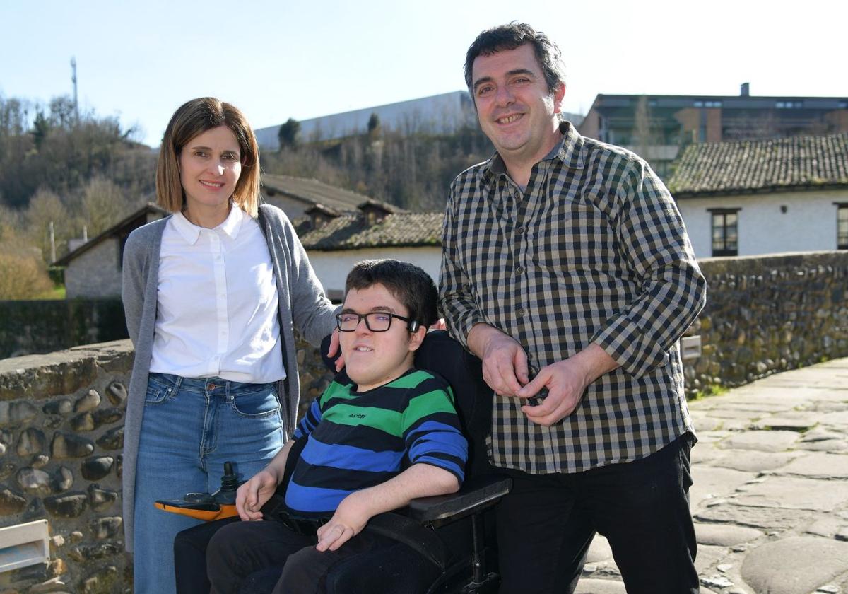 Familia. Agurtzane y Aitor posan junto a Kimetz, su hijo mayor, en el puente del conjunto monumental de Igartza, en Beasain.