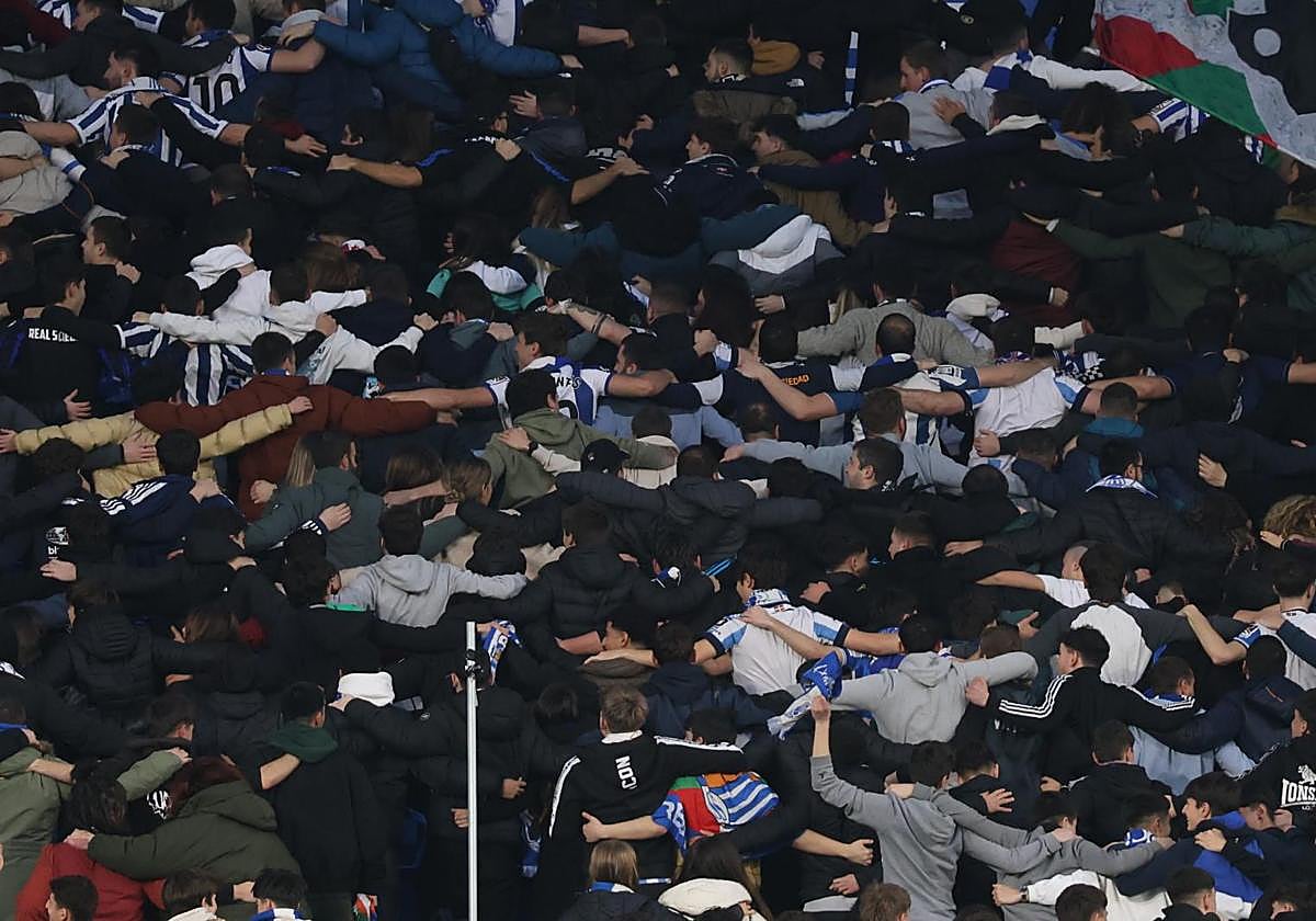 Los aficionados realistas realizan el Dale Cavese tras marcar la Real en un partido en el Reale Arena