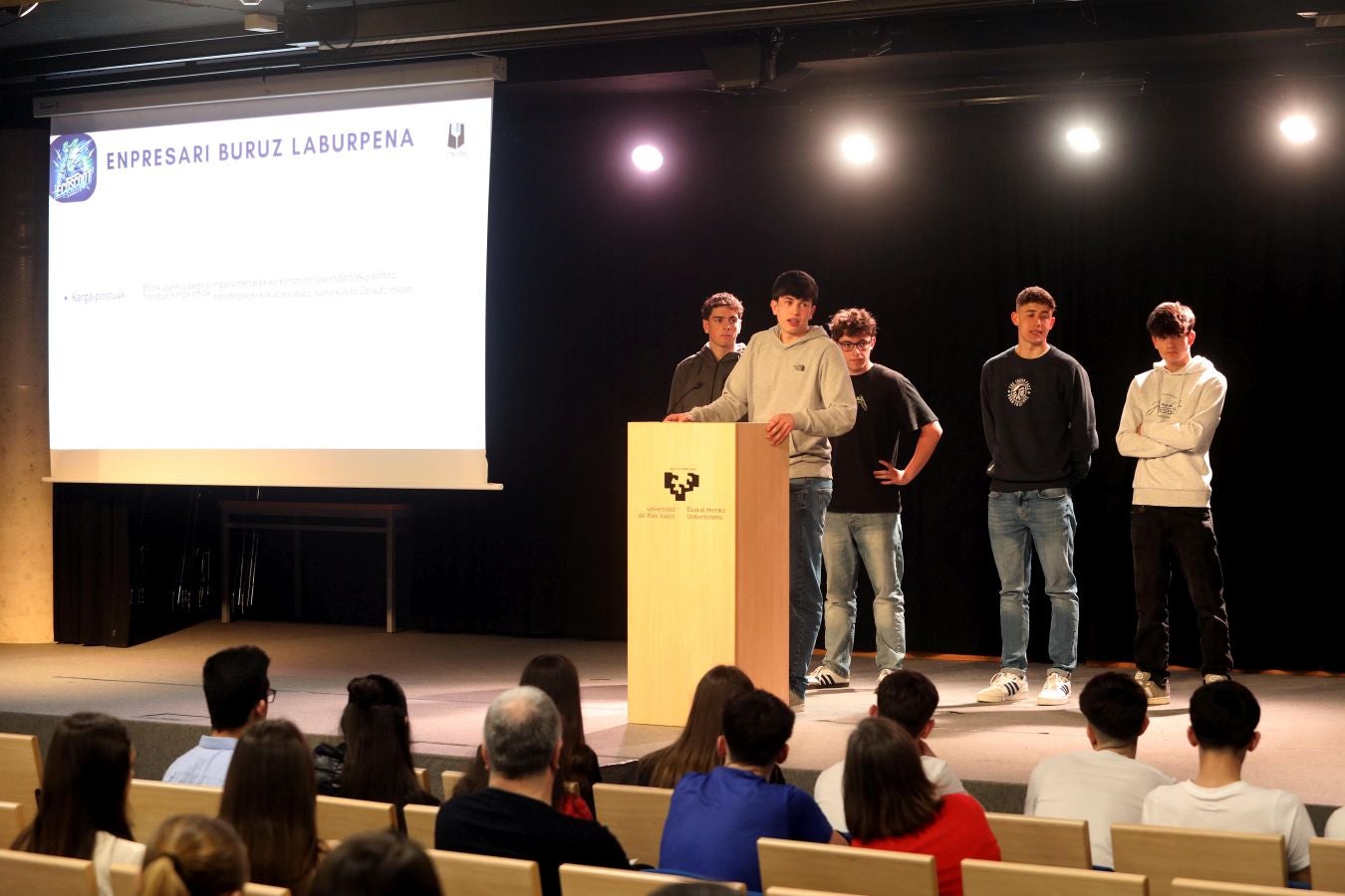 El grupo OTEITZA-ELEK1T2425 de Oteitza Lizeo Politeknikoa (Zarautz) en un momento de la defensa de su proyecto 