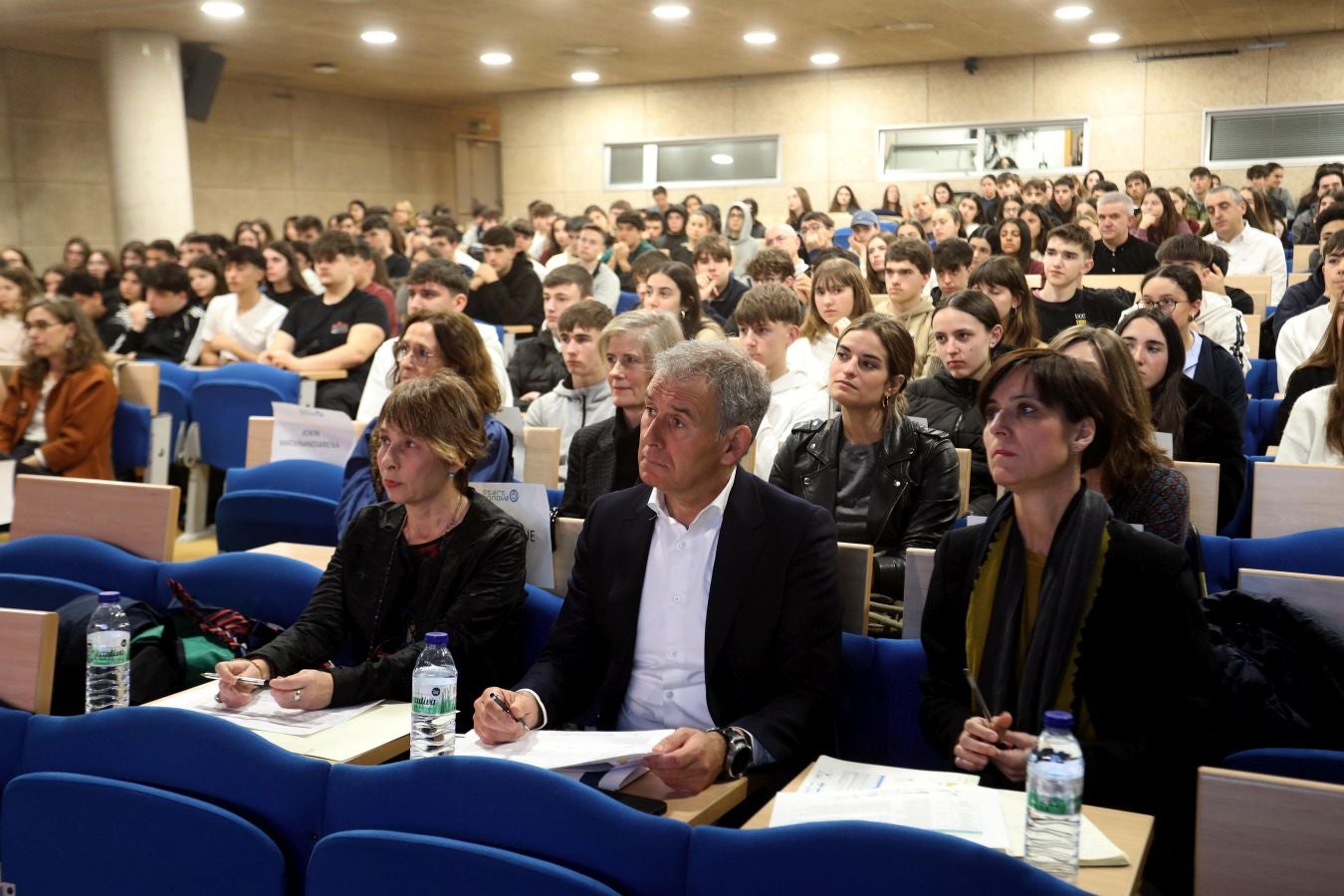 El jurado de la categoría de 16-17 años Itziar Azkue (miembro del comité evaluador de STARTinnova y profesoras del Facultad de Economía y Empresa de la UPV/EHU); Mikel Sarriegi (Director de Formación y Talento de Adegi) y Esther Paguey (Directora de proyectos en Bic Gipuzkoa) 