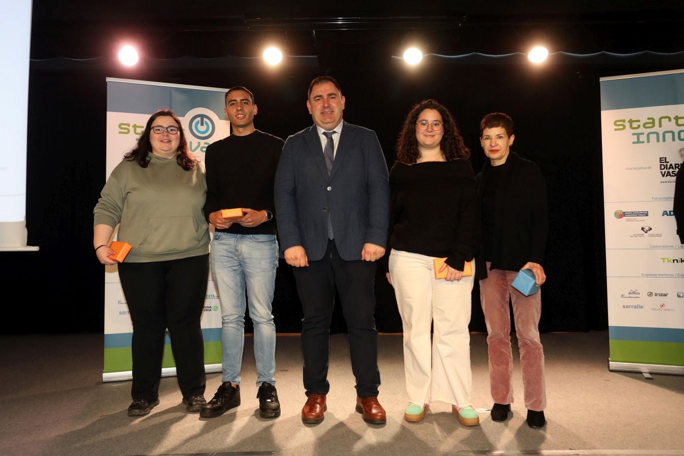 2º clasificado Categoría mayores 18 años: 4 de IES Leizaran BHI (Andoain). Adrian Cotelo; Ane Telleria; Izaro González; Lide Iparraguirre; Arantxa Garralda (profesora) y Jon Labaka (Gobierno Vasco).
