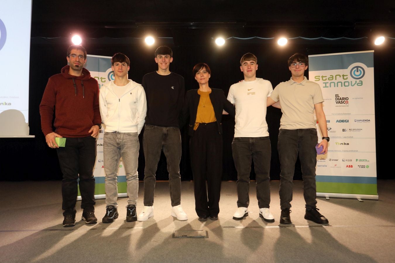 4º clasificado Categoría 16-17 años: Urruzti de Urretxu-Zumarraga Ikastola (Urretxu). Danel Zabaleta; Mikel Irizar; Naier Ezkerra; Oier Luqui; Alain Beltza (profesor). Esther Paguey (BIC Gipuzkoa). 
