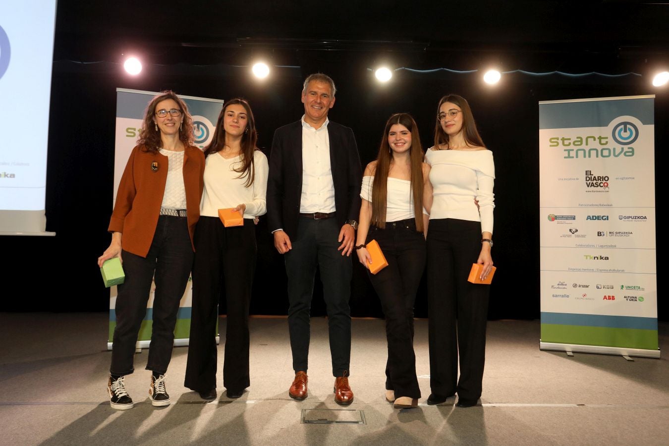 2º clasificado Categoría 16-17 años: Bombo Team de IES Pio Baroja BHI (Irun). Alba Ferreira, Janire Burguete, Nahia Nuñez. Idurre Etxaide (profesora). Mikel Sarriegi (Adegi). 