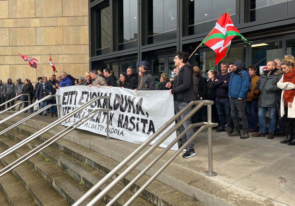EITBko lanpostu guztietan bezala zuzendaritza kideek euskaraz jakin behar dutela aldarrikatu dute