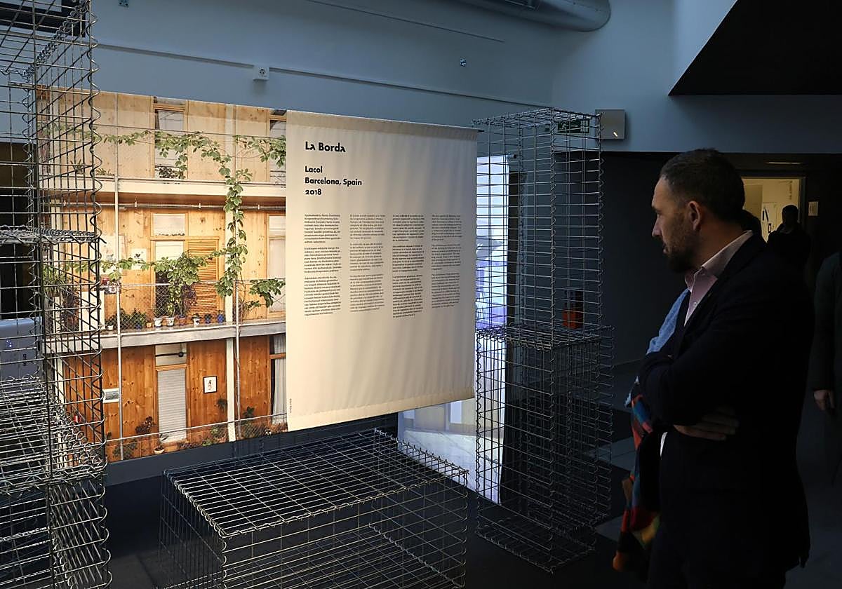 El consejero Denis Itxaso observa uno de los detalles de la muestra