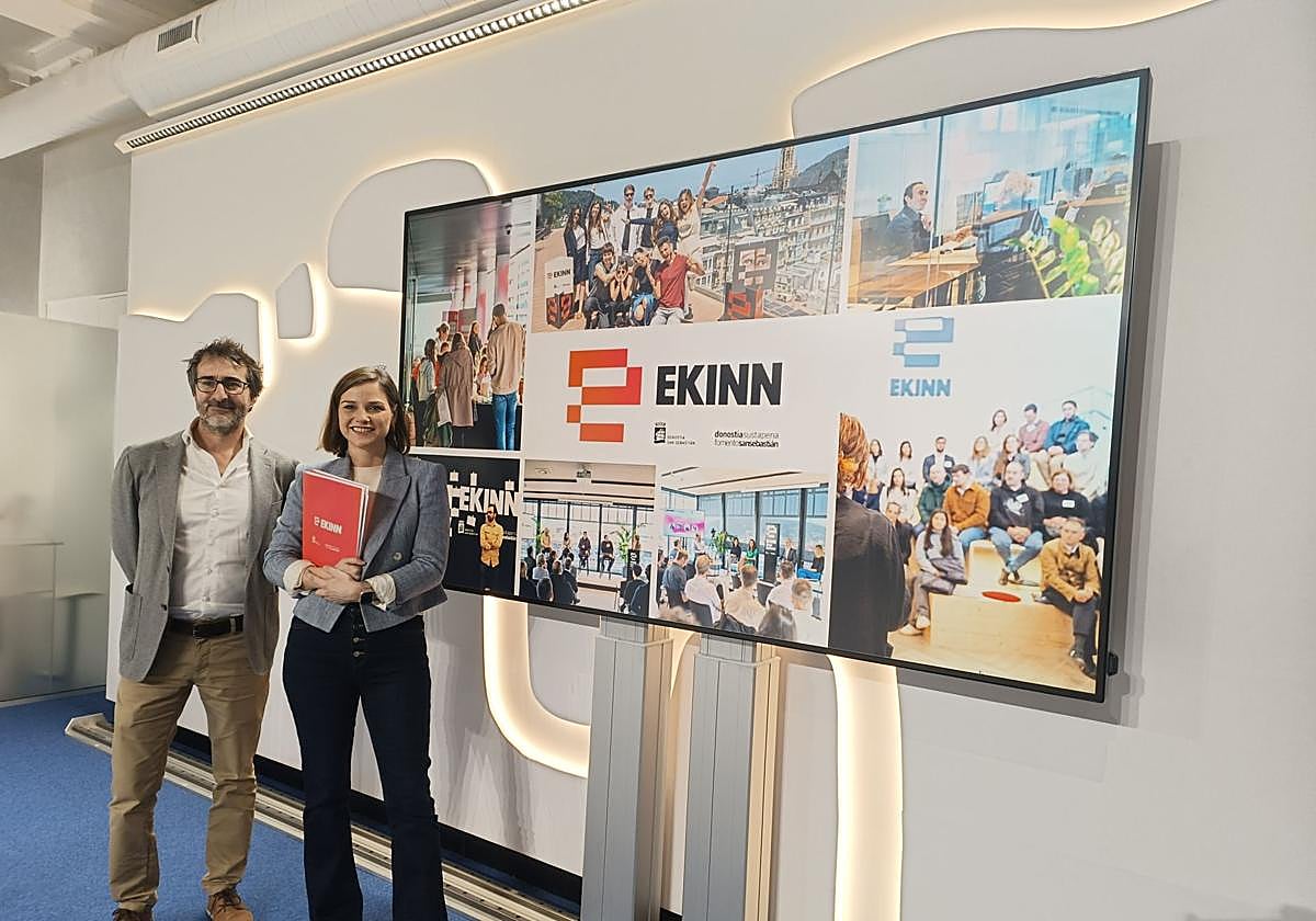 El director de la Sociedad de Fomento, Iñigo Olaizola, y la concejala de Economía y Empleo Local, Ane Oyarbide, este miércoles en el Ayuntamiento.