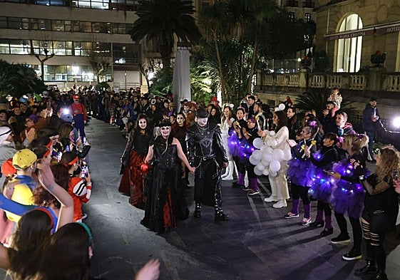 Así llegó en 2024 la Diosa Momo Mabel Vidal al hotel María Cristina a recoger las llaves de la ciudad, el mismo acto que vivirá este jueves Hodei San Buenaventura.