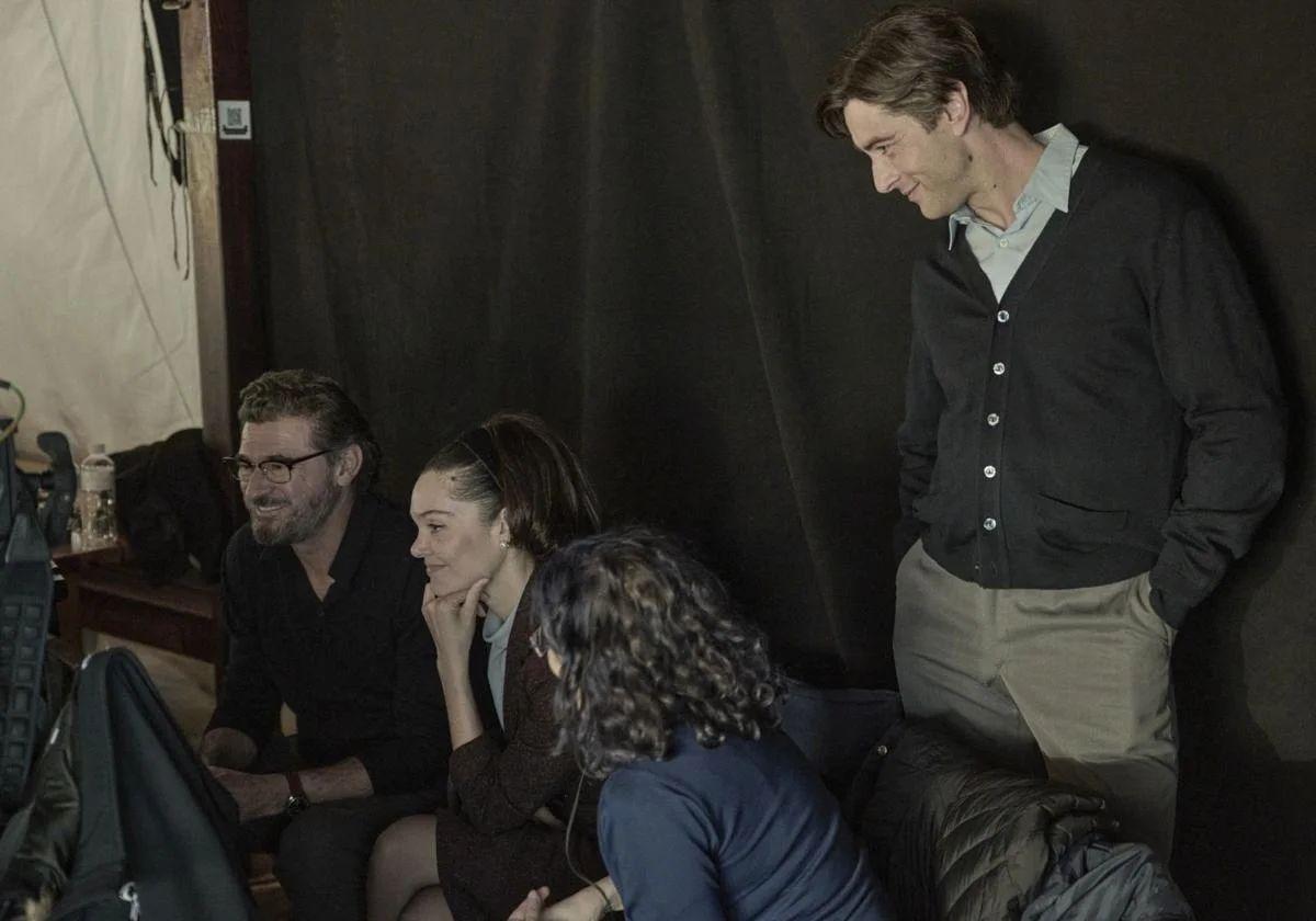 Julio Medem, junto a unos caracterizados Ana Rujas y Javier Rey, durante el rodaje del filme